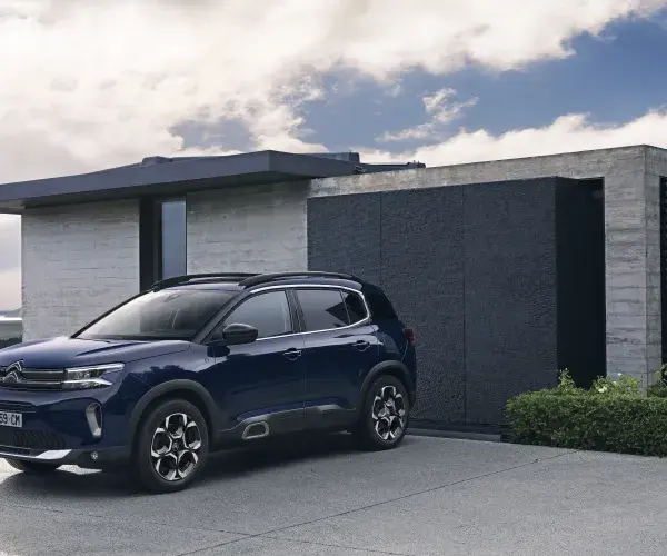 Nieuwe Citroën C5 Aircross in paars op oprit van moderne woning