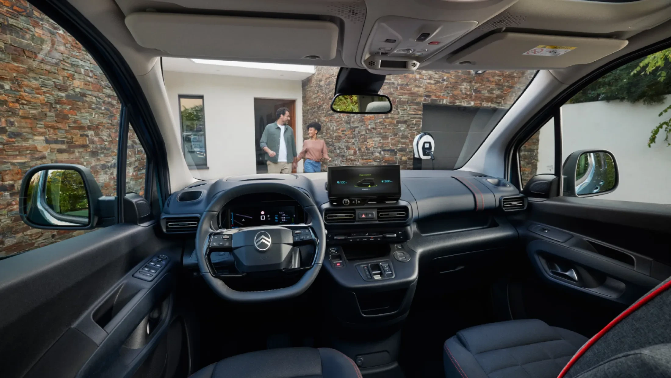 Interieur van de Citroën Berlingo, met het dashboard, multifunctioneel stuur, touchscreen en comfortabele stoelen zichtbaar.