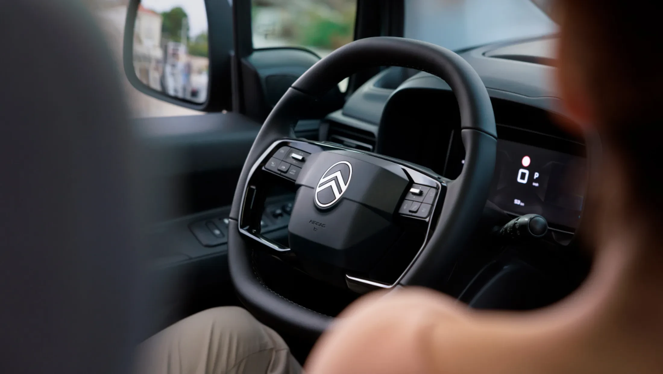 Multifunctioneel stuur van de Citroën Berlingo met knoppen voor audio, telefoon en cruise control, zichtbaar vanaf de bestuurderszijde.