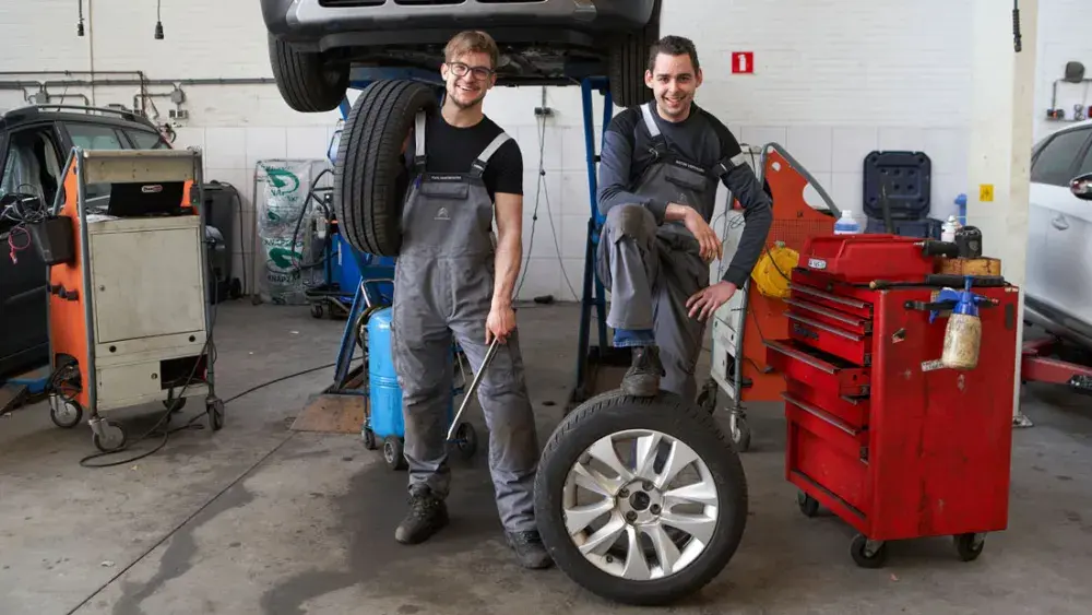 Werkplaats personeel van autogarage Citroën VOS