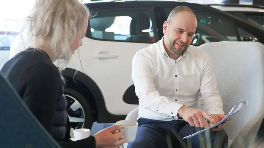 Martie Wellens bespreekt opties met klant in Citroën showroom Waalwijk