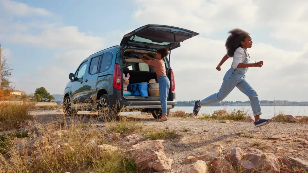 Zijaanzicht van de Citroën ë-Berlingo, elektrische uitvoering, beschikbaar in M- en XL-lengte, met praktische en ruime carrosserie.