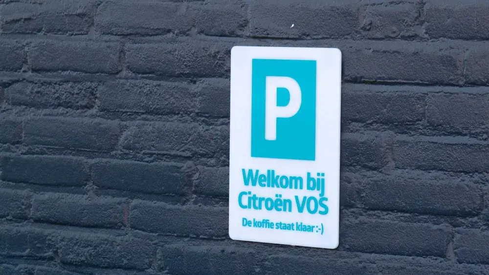 Welkomsbord voor parkeren bij Autodealer Citroën VOS in Den Bosch